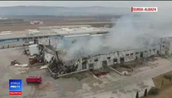 Fabrica din Alba-Iulia încă arde. De 48 de ore, pompierii încă intervin pentru stingerea focului
