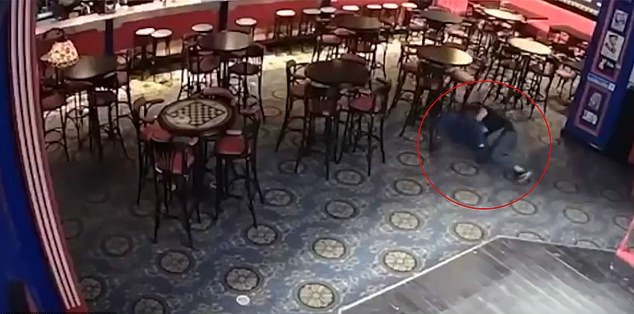 Momentul în care un om de afaceri este ucis de un barman într-un bar. VIDEO
