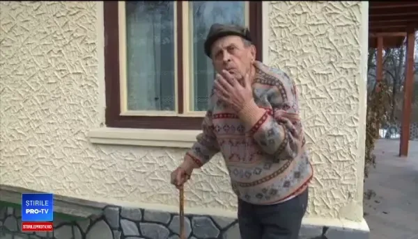 Un bătrân de 89 de ani și-a înjunghiat fiica, supărat că i-a furat o damigeană cu vin