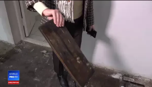 Clasă cu mucegai, într-un liceu din Buzău. Reacția conducerii școlii