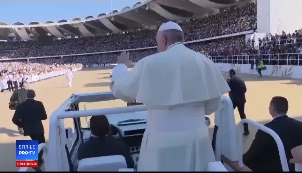 O fetiță a trecut de poliție și a fugit spre Papa Francisc: ”Vai de soțul ei!"