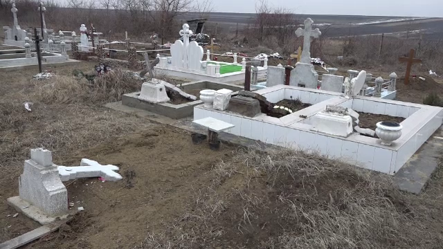 Un bărbat din Paşcani a încercat să violeze o minoră în cimitir. Cine a salvat-o
