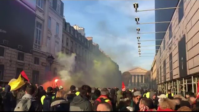 Gaze lacrimogene la protestul comun din Paris al sindicatelor și „vestelor galbene”
