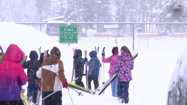 O gașcă de copii a pus la pământ o echipă de polițiști din Seattle, într-o bătaie cu bulgări