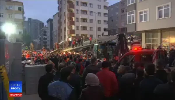 Bloc cu opt etaje, prăbușit în Istanbul. Zeci de persoane sunt prinse sub dărâmături. VIDEO