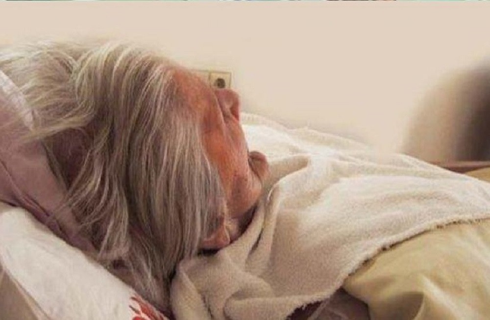 O badantă și-a jefuit sistematic bătrâna din grijă, a sechestrat-o în România, i-a luat casa din Italia și i-a golit contul