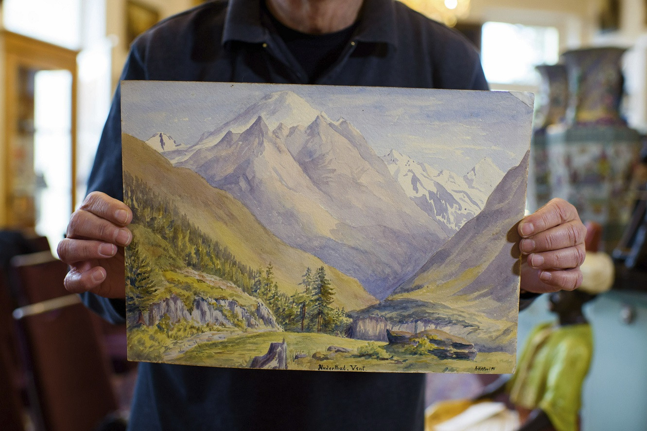 Tablouri şi desene atribuite lui Hitler, confiscate de poliţie. Ce secret ar ascunde