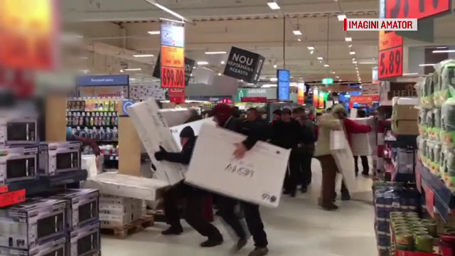 Bătaie pe televizoare la promoţie, într-un magazin din Bacău. Nimeni nu a depus plângere