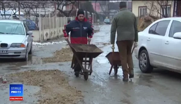 Localnicii dintr-un cartier din Târgu Jiu, în stradă cu lopețile. Care a fost motivul