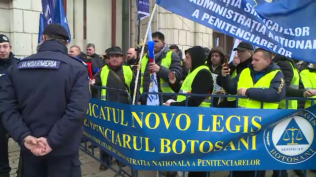 Sindicaliştii din poliţie şi penitenciare continuă protestele în faţa Parlamentului