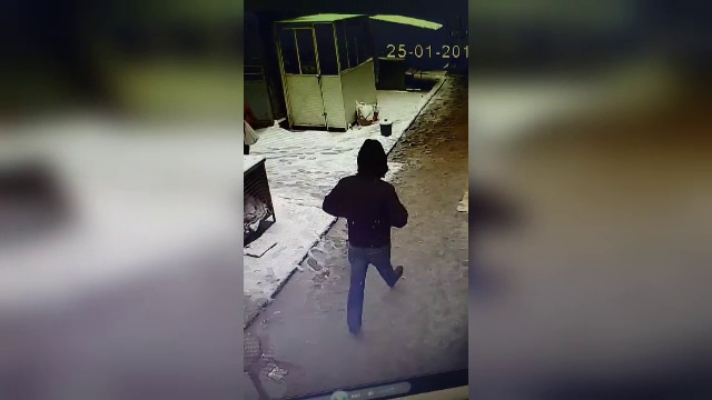 Au apărut noi imagini cu bărbatul care a jefuit o bancă în Craiova