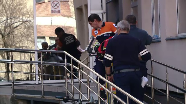 Tânără bătută de iubit și obligată să cerșească: "Avea fier în cap și cuie"