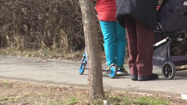 O copilă de 13 ani în cărucior cu rotile a născut într-un centru social. Cine e tatăl