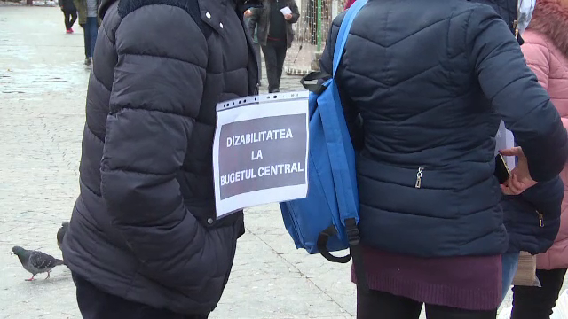 Românii care au rude cu handicap au ieșit în stradă, disperați că li se taie veniturile