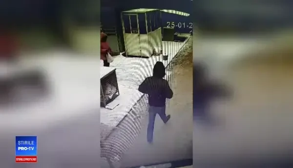 Au apărut noi imagini cu bărbatul care a jefuit o bancă în Craiova