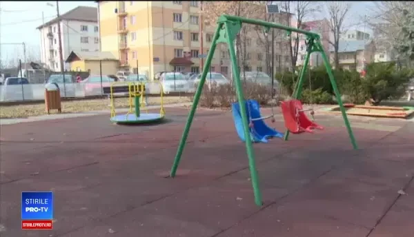 O copilă de 13 ani în cărucior cu rotile a născut într-un centru social. Cine e tatăl