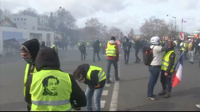 Lupte între poliţie şi Vestele Galbene, în Paris. Cum a rămas un protestatar fără mână