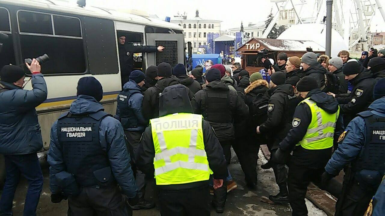 Secţie de poliţie luată cu asalt, în Kiev. Bătălie între activişti şi agenţi. VIDEO