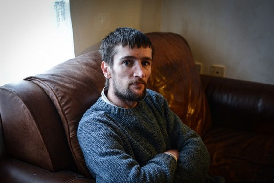 Omul străzii devenit „erou local”, după ce a văzut pe jos bijuterii de 11.000 euro. VIDEO