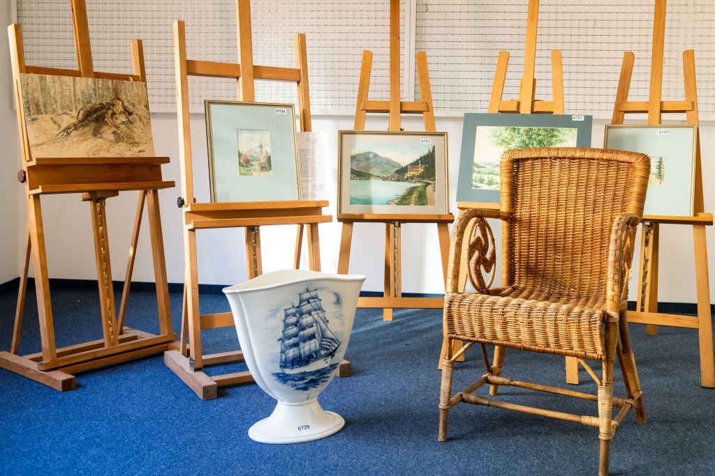 O faţă de masă banală, vândută la licitaţie cu peste 600 de euro. Cine a mâncat pe ea