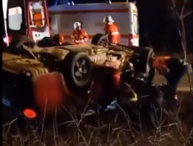 Impact violent între 3 mașini, în Hunedoara. O gravidă și două fetițe, între răniți