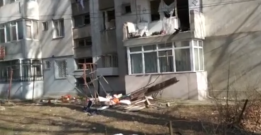 Explozie de proporţii într-un bloc din Constanţa. 11 apartamente au rămas fără uși