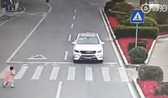 Video viral. Gestul unei fetițe din China după ce un șofer a oprit să o lase să traverseze