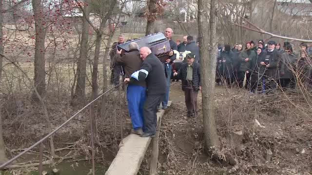 Sat izolat din lipsa unui podeț. Oamenii au cărat un sicriu pe o punte de 40 de cm