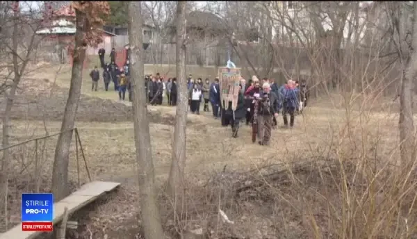 Sat izolat din lipsa unui podeț. Oamenii au cărat un sicriu pe o punte de 40 de cm