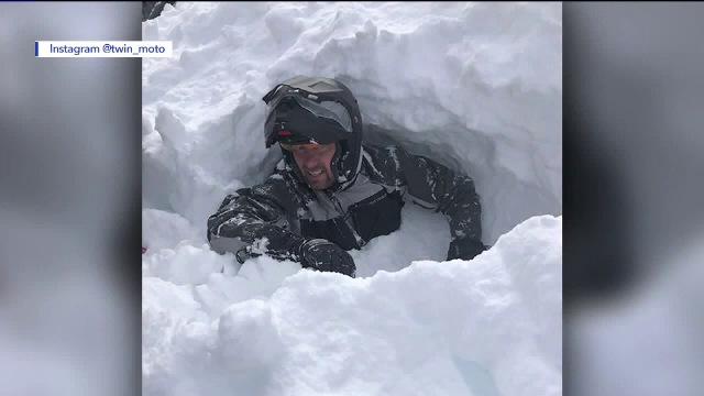 A provocat o avalanşă cu snowmobilul şi şi-a îngropat de viu cel mai bun prieten