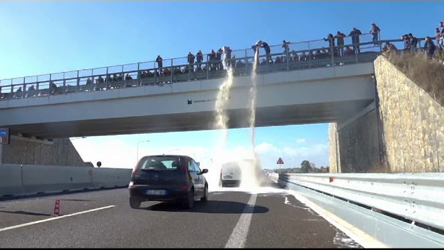 Proteste în Italia cu lapte vărsat pe şosea. "Am ajuns să bem lapte românesc"