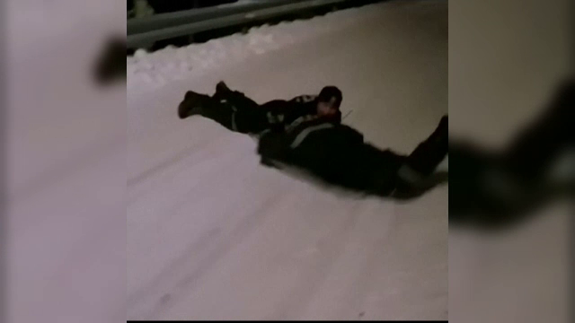 Momentul în care mai mulți polițiști au folosit scuturile pe post de sanie