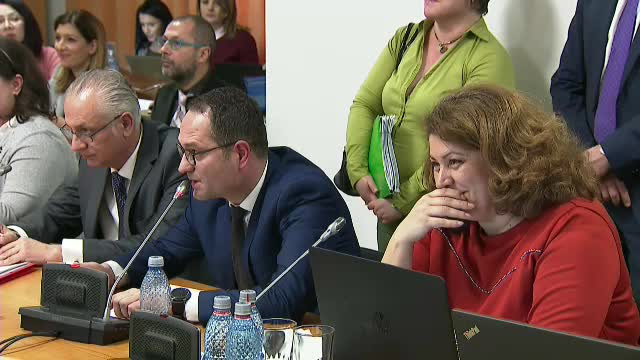 Gafă a ministrului Sportului. Nu a știut cine este persoana de lângă el