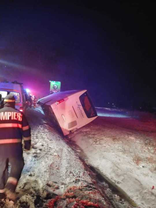 Un autocar cu 25 de persoane s-a răsturnat pe DN1. Opt persoane au fost rănite