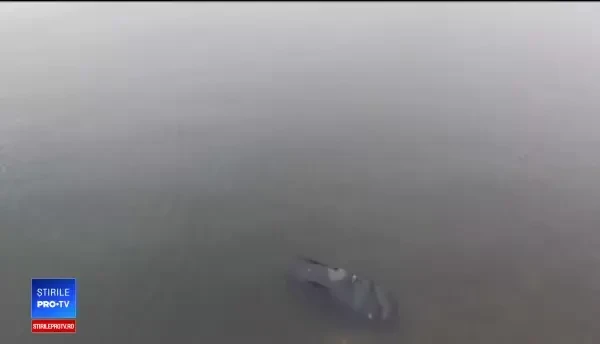 Doi tineri au plonjat cu o mașină de teren direct în portul din Constanța