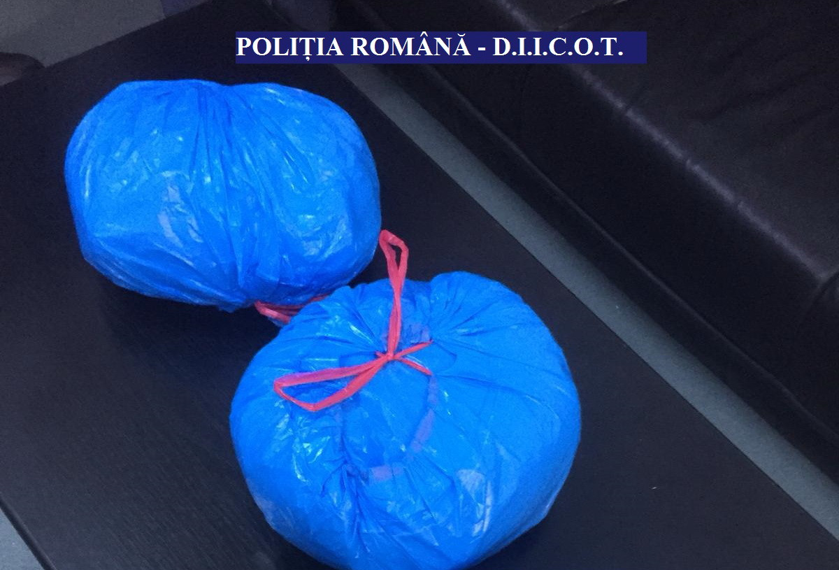 Ce au găsit polițiștii în rucsacul unui tânăr care venea din Grecia. L-au reținut imediat