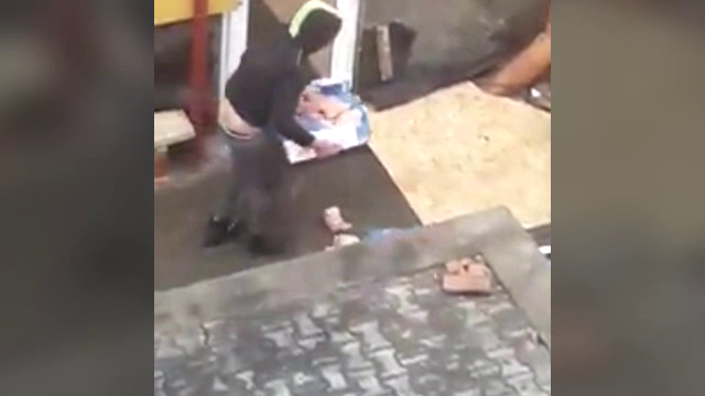 Pulpe de pui izbite de asfalt ca să se dezgheţe. Explicaţia patronului restaurantului