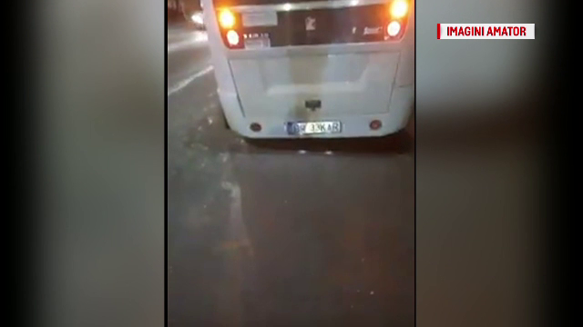 Roata unui autobuz în care se aflau călători a sărit și a lovit o mașină. Ce s-a întâmplat cu oamenii