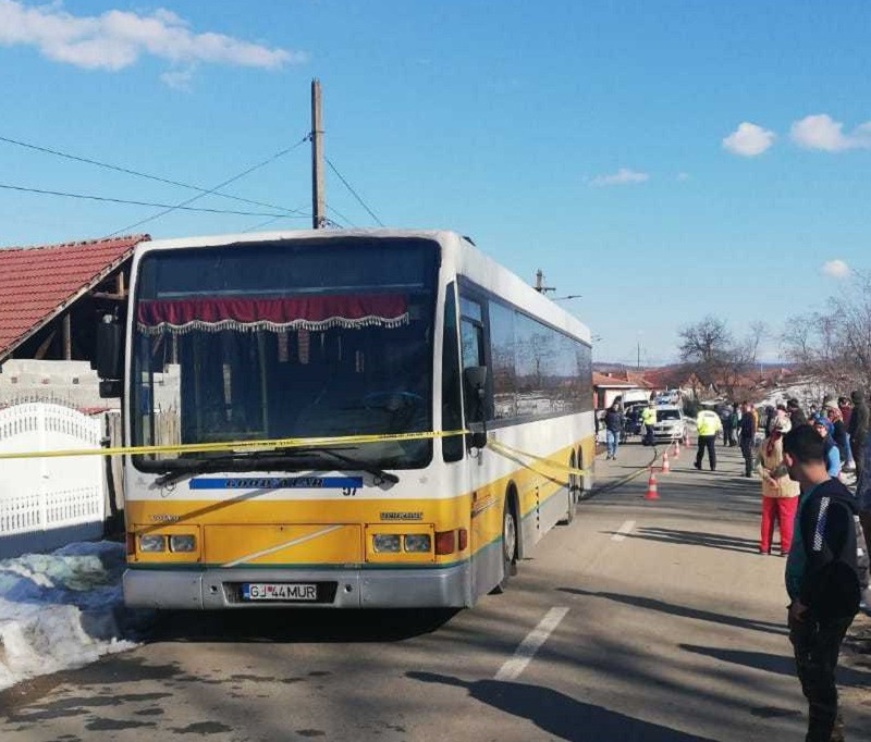 Elev de 7 ani din Mehedinți, mort după ce a coborât din microbuzul școlar