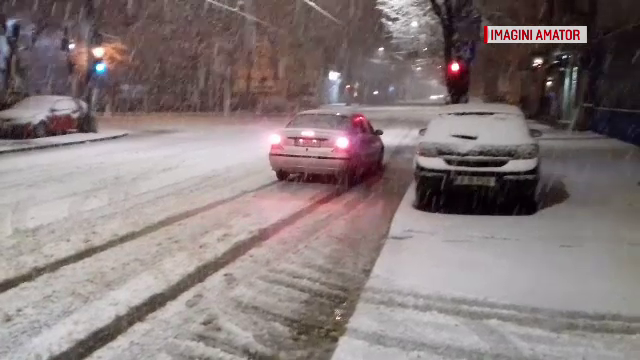 Ninsorile au revenit și au provocat haos pe șosele. Opt persoane au fost rănite după ce un autocar s-a răsturnat