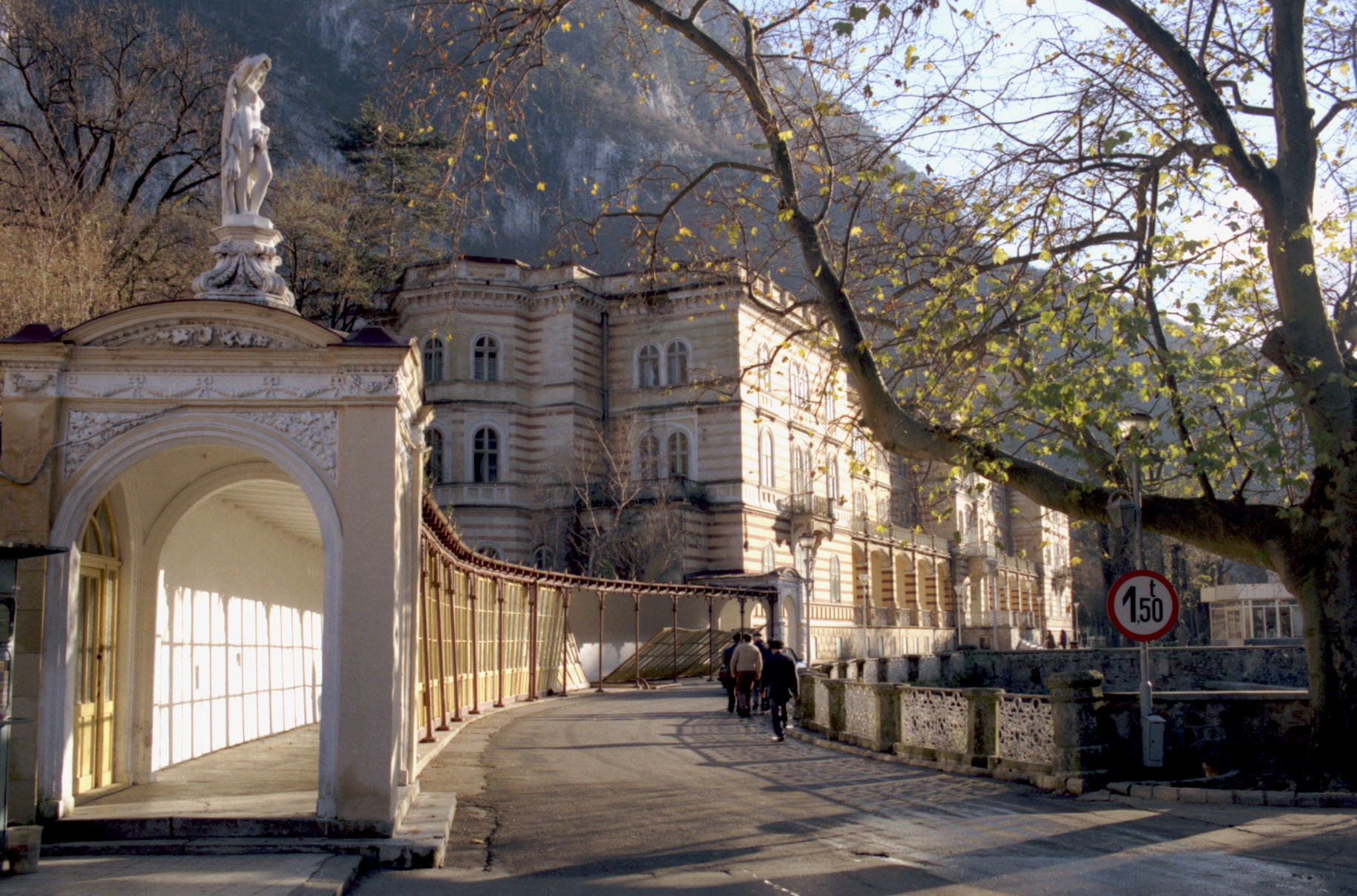 Monumentele istorice din Băile Herculane încep să se prăbuşească. Autorităţile ridică din umeri