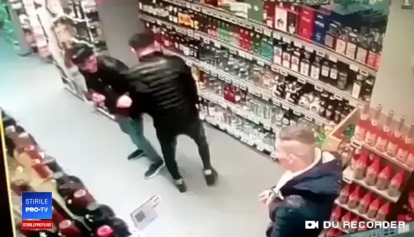 Trei tineri, căutați de poliție, după ce au bătut un vânzător din București. VIDEO