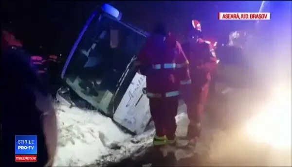 Ninsorile au revenit și au provocat haos pe șosele. Opt persoane au fost rănite după ce un autocar s-a răsturnat