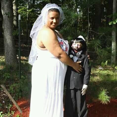 Povestea femeii care s-a măritat cu o păpușă zombie. Susține că „au consumat” căsătoria