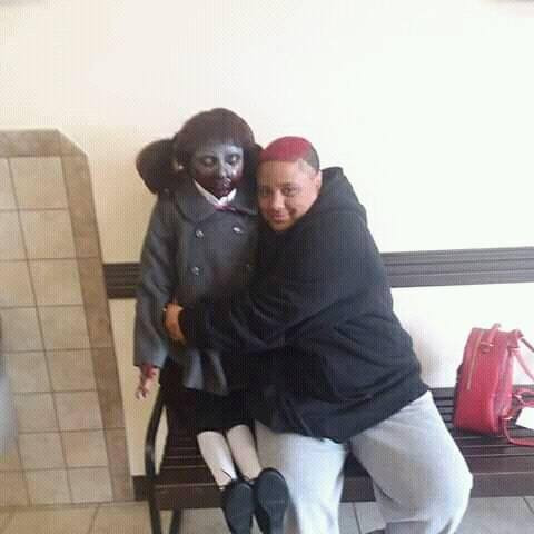 Femeie maritata cu o papusa zombie