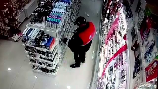 Un bărbat este căutat de polițiști după ce a fost surprins furând cosmetice