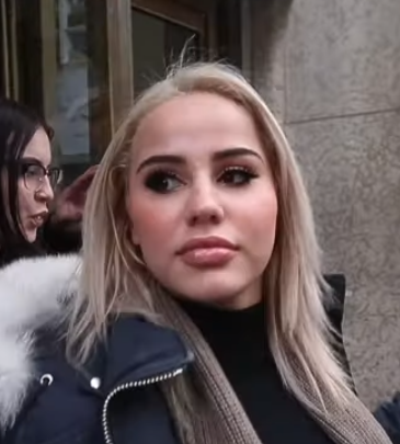 Momentul în care o tânără de 19 ani aruncă două scaune de la etajul 30. VIDEO