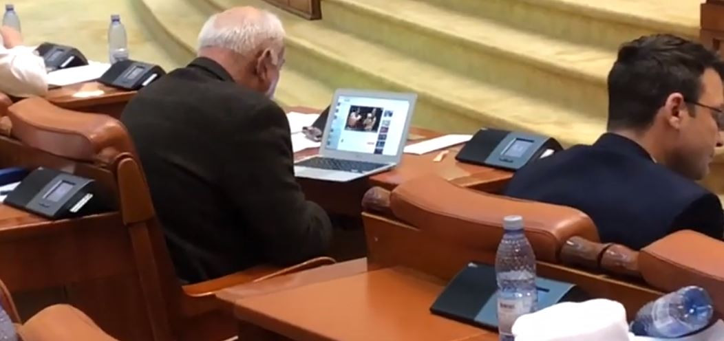 La ce se uita Varujan Vosganian în ședința de dezbatere a Bugetului. VIDEO