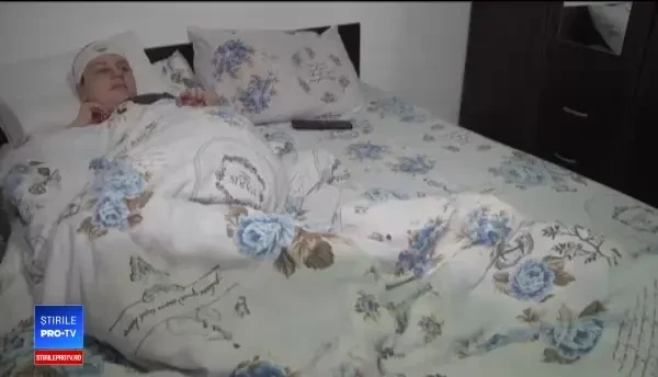 Adolescenta din Ploiești care a căzut pe geamul unui autobuz a fost audiată