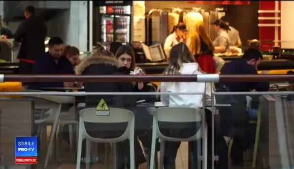 Un român dă 43 de lei lunar ca să iasă în oraş. Cei mai mulţi mănâncă ieftin